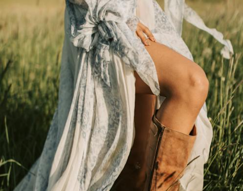 Grunge and Glamour: Exploring 1990s Fashion Trends